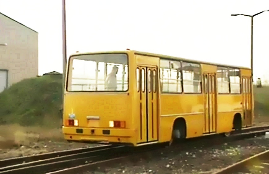 Рельсовый автобус Икарус-260 двигается задним ходом